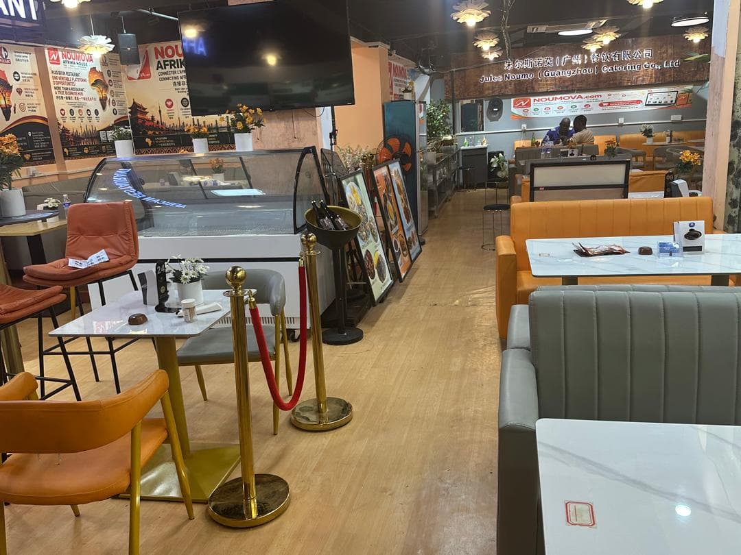 Espace d’accueil et allée centrale du restaurant