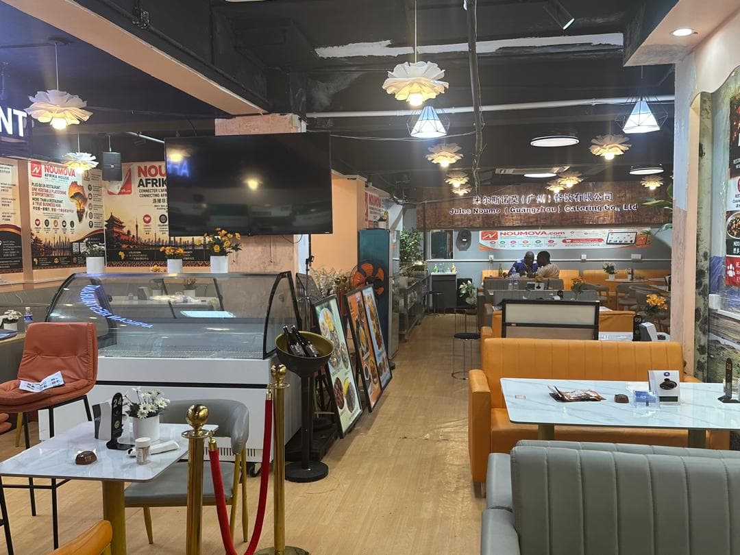 Vue intérieure du restaurant et de son comptoir